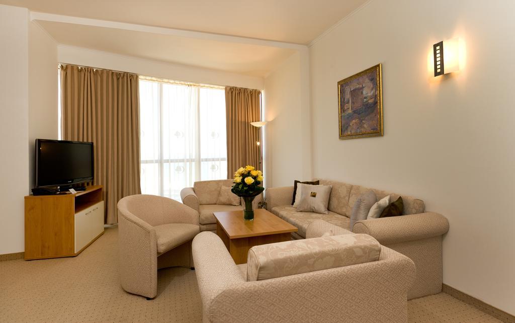 Apollo Spa Resort - Ultra All-Inclusive , Pools & Free Beach, Individual Ac In Every Room Golden Sands Exterior photo