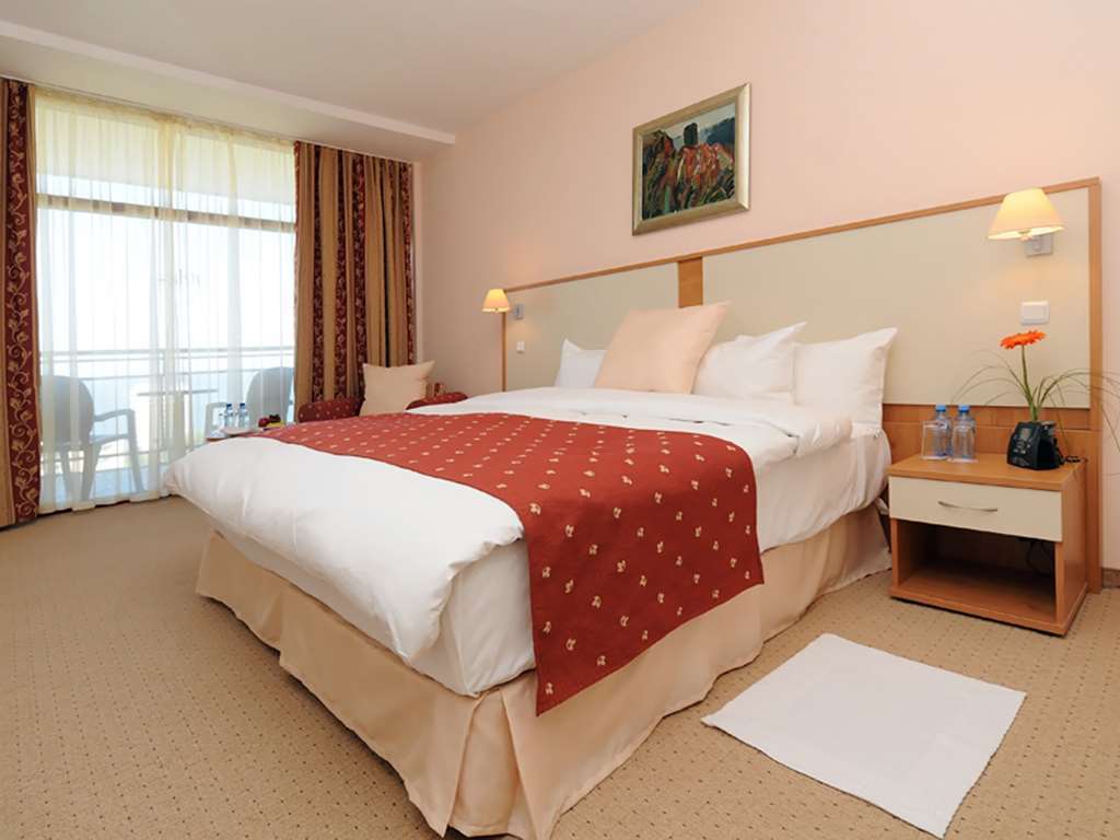 Apollo Spa Resort - Ultra All-Inclusive , Pools & Free Beach, Individual Ac In Every Room Golden Sands Room photo