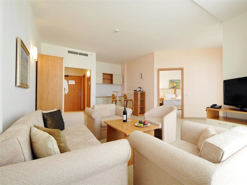Apollo Spa Resort - Ultra All-Inclusive , Pools & Free Beach, Individual Ac In Every Room Golden Sands Exterior photo